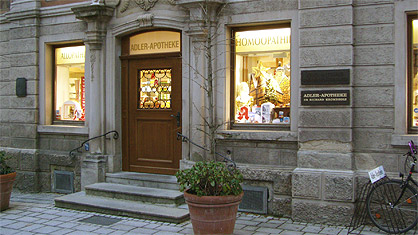 Der Eingang Adler Apotheke in Ellwangen